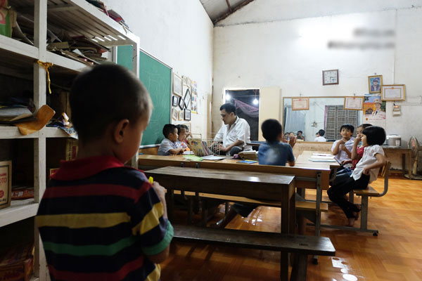 Thầy giáo viết chữ bằng miệng: Giờ đây con trai là đôi chân, đôi tay của tôi