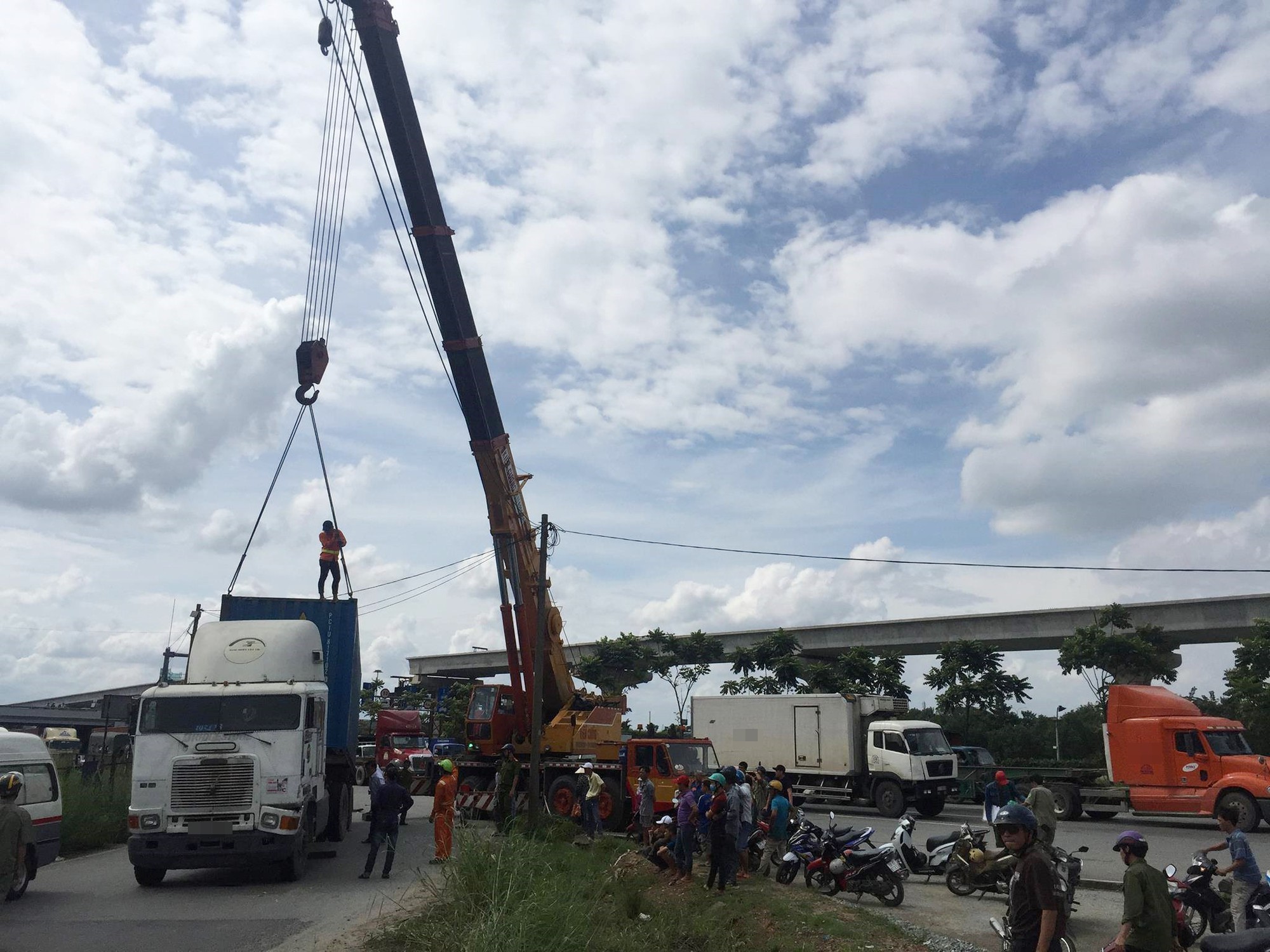 Thi thể nam thanh niên kẹt chặt dưới gầm xe container sau va chạm kinh hoàng