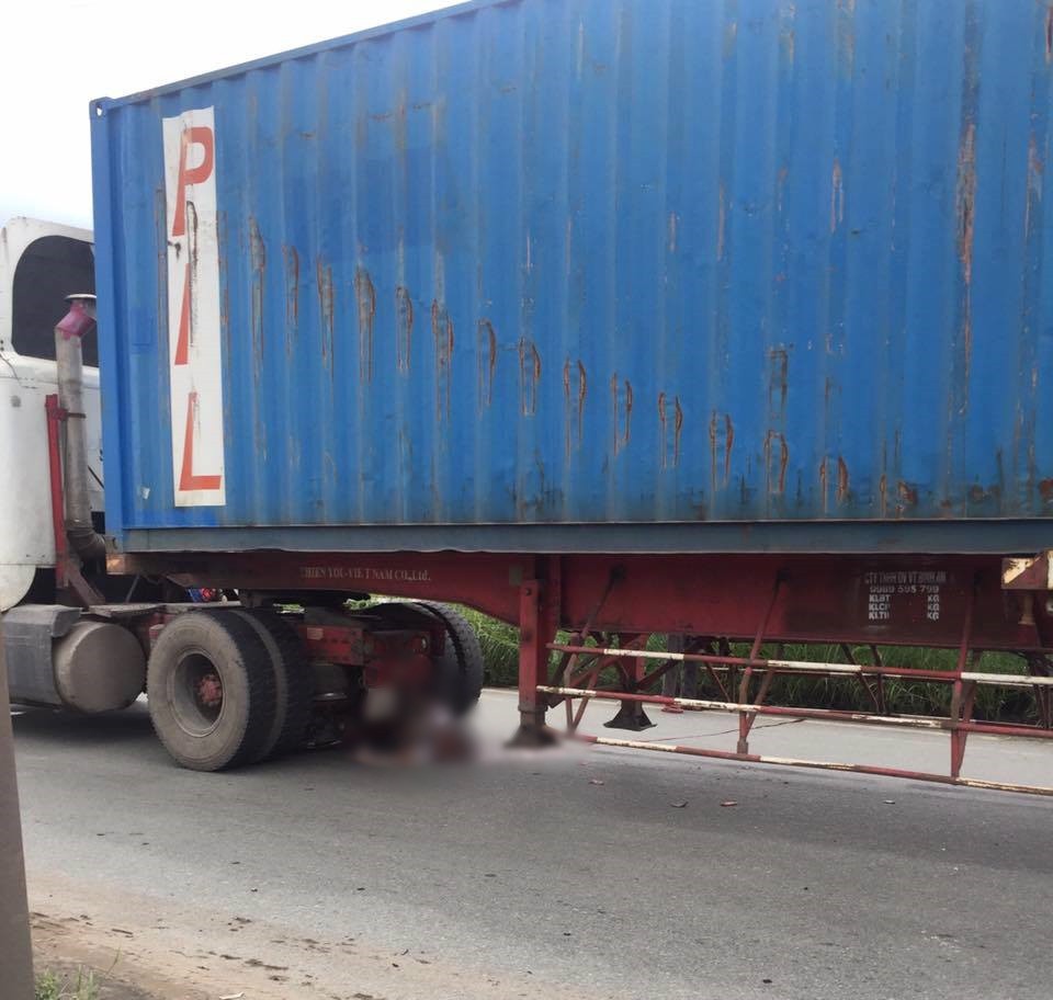 Thi thể nam thanh niên kẹt chặt dưới gầm xe container sau va chạm kinh hoàng