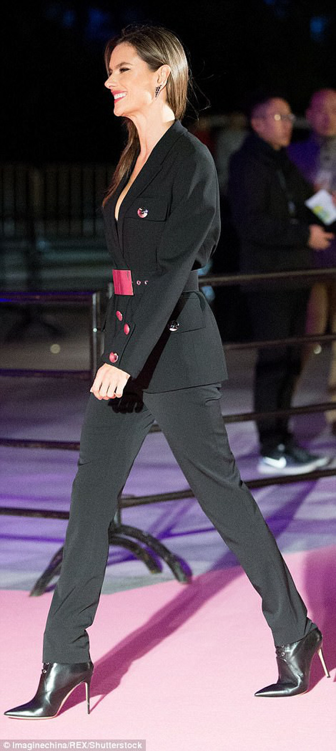 Chưa cần mặc nội y, dàn thiên thần Victorias Secret đã đẹp hút hồn như búp bê Barbie sống