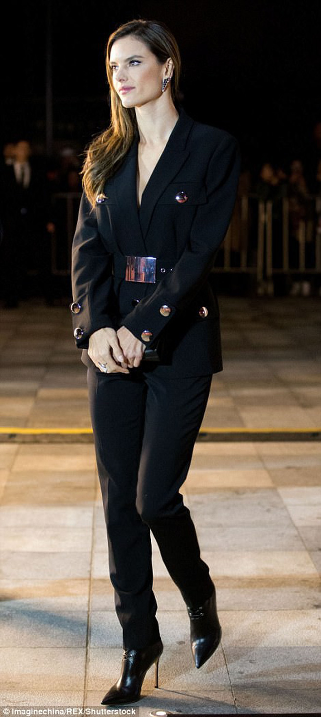 Chưa cần mặc nội y, dàn thiên thần Victorias Secret đã đẹp hút hồn như búp bê Barbie sống