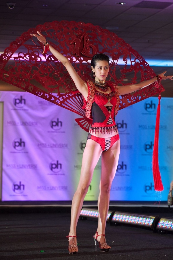 Trang phục dân tộc táo bạo của dàn thí sinh Miss Universe