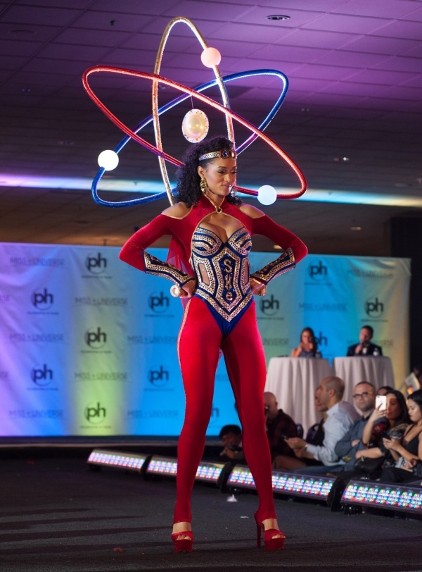 Trang phục dân tộc táo bạo của dàn thí sinh Miss Universe