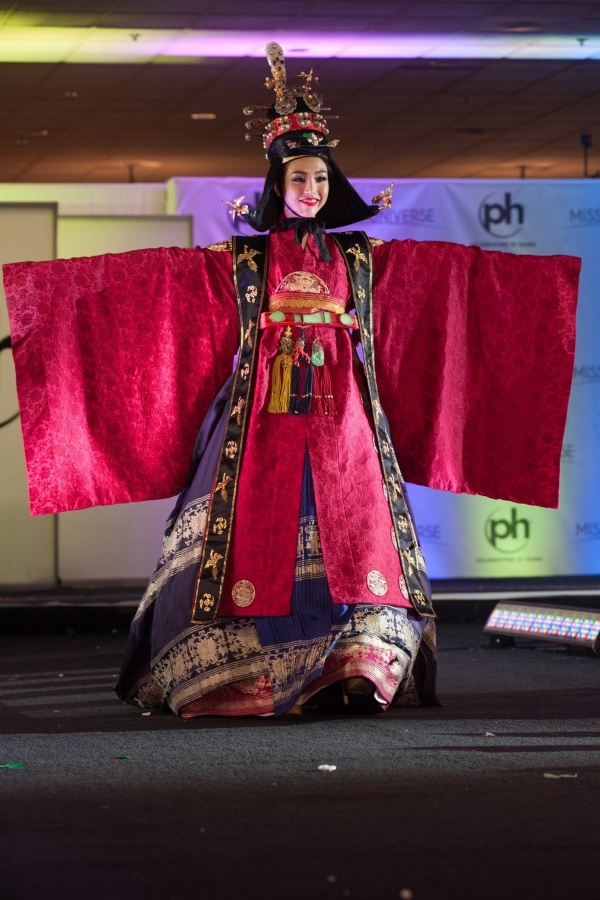 Trang phục dân tộc táo bạo của dàn thí sinh Miss Universe