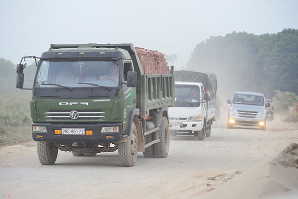 Tỉnh lộ bị băm nát vì tài xế né trạm BOT Thăng Long - Nội Bài