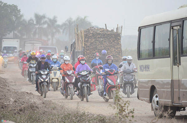 Tỉnh lộ bị băm nát vì tài xế né trạm BOT Thăng Long - Nội Bài