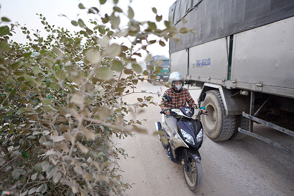 Tỉnh lộ bị băm nát vì tài xế né trạm BOT Thăng Long - Nội Bài