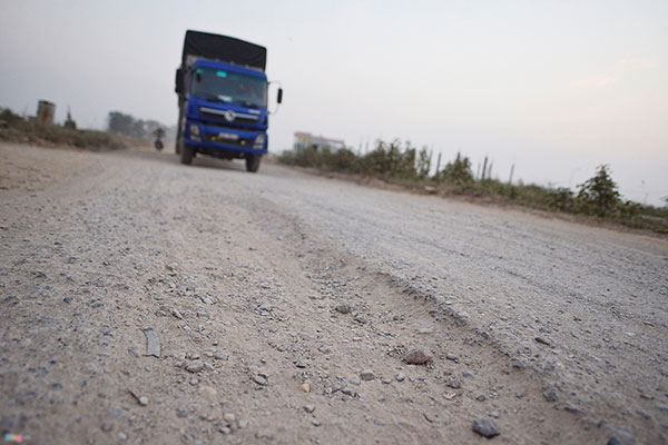 Tỉnh lộ bị băm nát vì tài xế né trạm BOT Thăng Long - Nội Bài