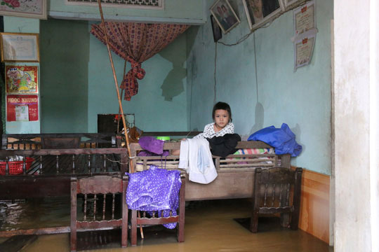 Miền Trung: Mưa lớn, các thủy điện xả lũ, nhiều vùng bị chia cắt