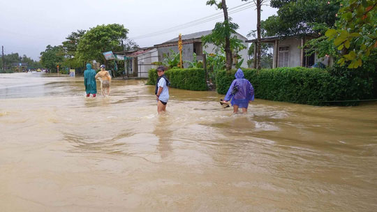 Miền Trung: Mưa lớn, các thủy điện xả lũ, nhiều vùng bị chia cắt