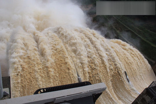 Miền Trung: Mưa lớn, các thủy điện xả lũ, nhiều vùng bị chia cắt