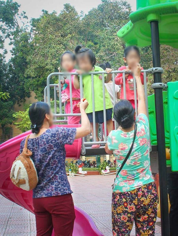 Bưng bát cho con ăn rong: Mẹ đang muốn con béo tốt hay khiến trẻ chậm phát triển?