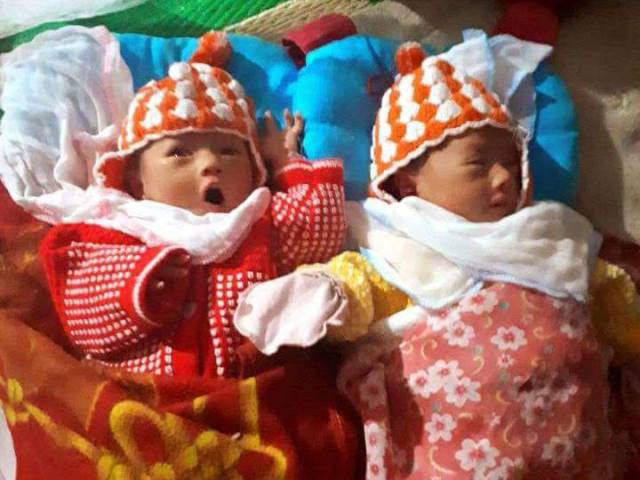 Thương cảnh cặp song sinh vừa chào đời đã phải chịu tang mẹ
