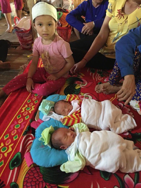 Thương cảnh cặp song sinh vừa chào đời đã phải chịu tang mẹ