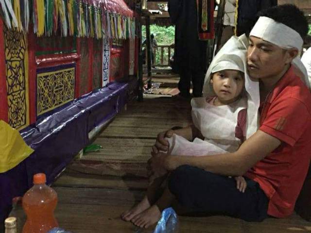 Thương cảnh cặp song sinh vừa chào đời đã phải chịu tang mẹ