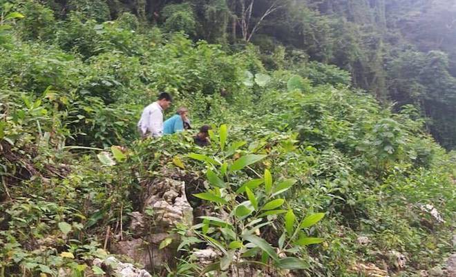 Người dân thay nhau cõng cụ ông nằm kiệt sức, đói lả suốt 3 ngày ra khỏi rừng sâu