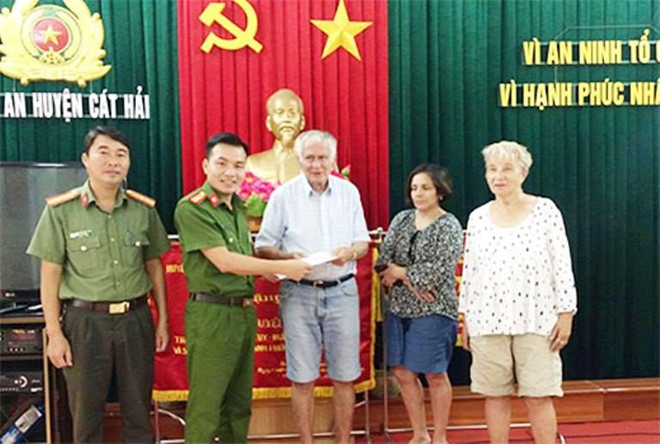 Cứu sống du khách Đức 79 tuổi bị lạc trong rừng Cát Bà