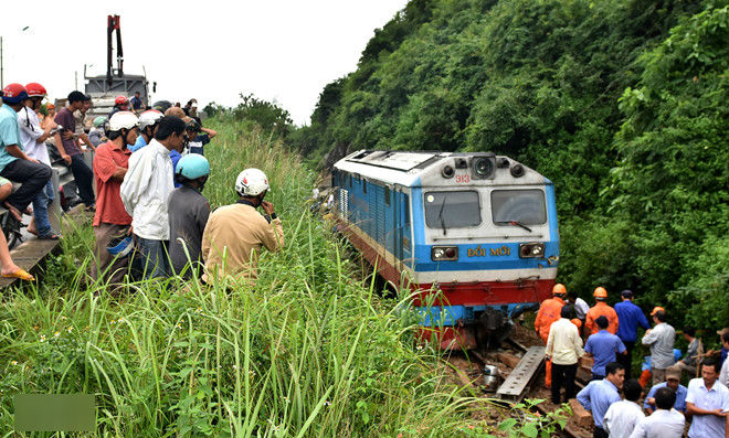 Núi lở, đường sắt Bắc - Nam tiếp tục bị tê liệt