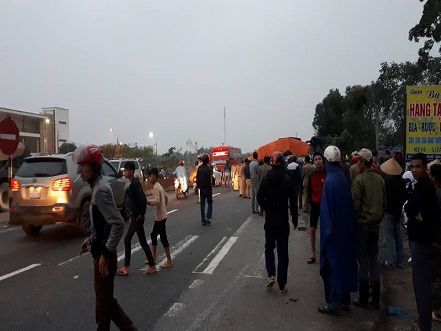 Hà Tĩnh: Ô tô tải kéo lê xe máy 20m khiến 2 người tử vong