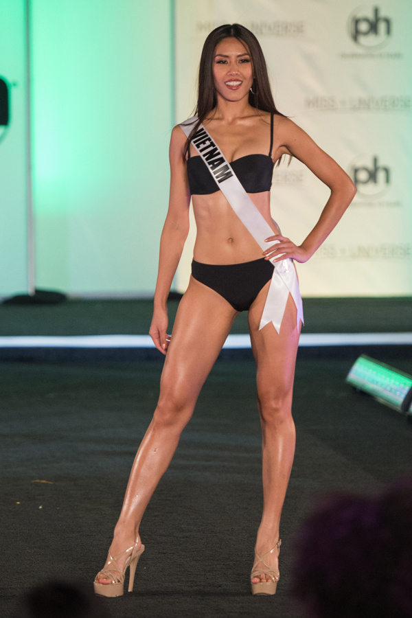 Nguyễn Loan đọ dáng bikini với thí sinh Miss Universe