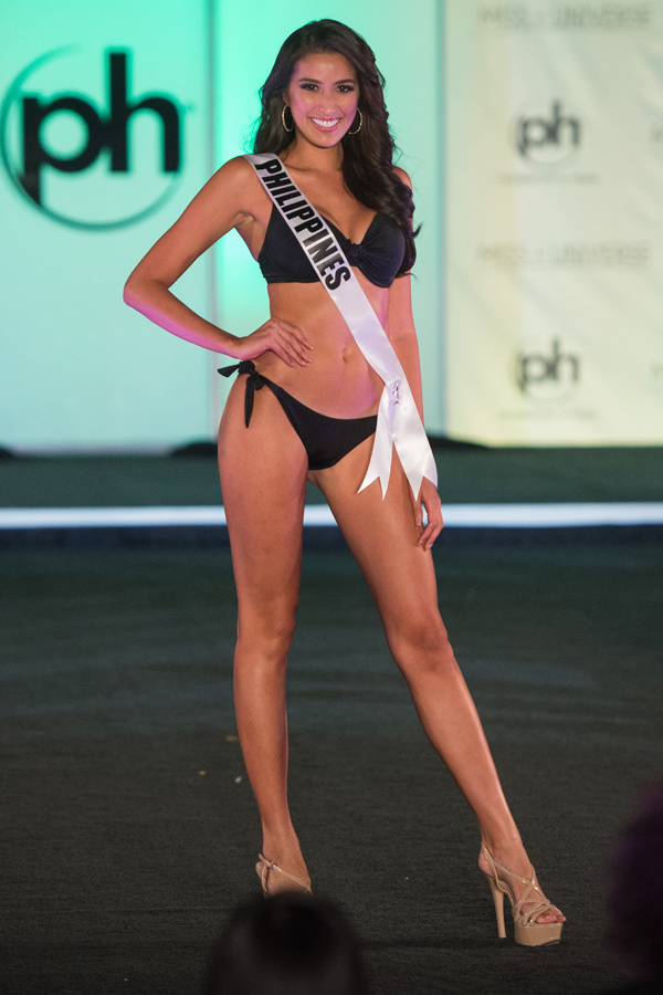 Nguyễn Loan đọ dáng bikini với thí sinh Miss Universe