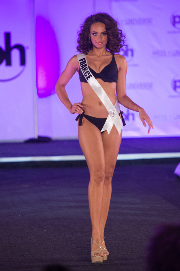 Nguyễn Loan đọ dáng bikini với thí sinh Miss Universe