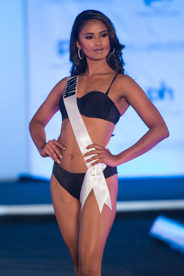 Nguyễn Loan đọ dáng bikini với thí sinh Miss Universe