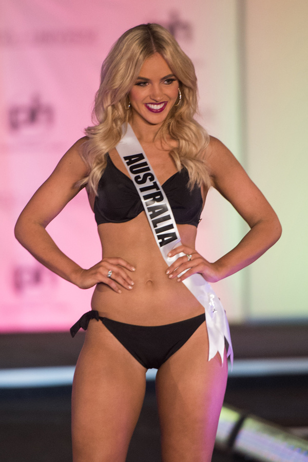 Nguyễn Loan đọ dáng bikini với thí sinh Miss Universe