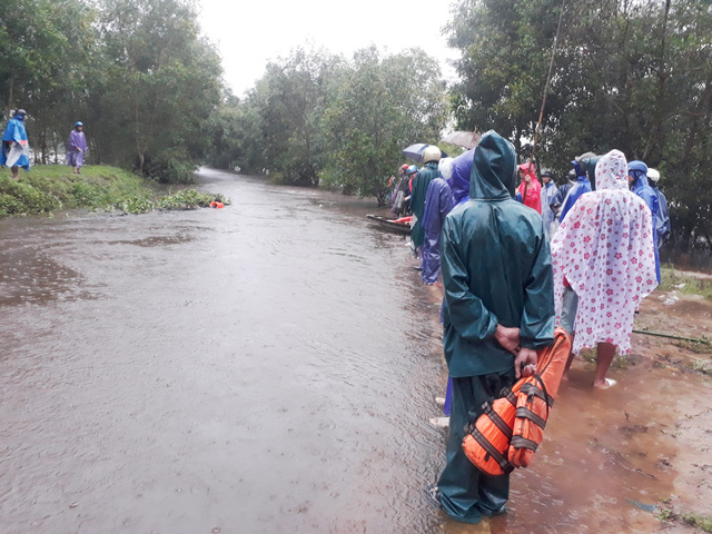Thừa Thiên Huế: Người mẹ trẻ bị lũ cuốn trôi khi đi làm về