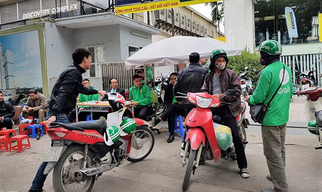 Đặt bàn tuyển dụng tại vỉa hè, Mai Linh quyết hút tài xế Uber, Grab