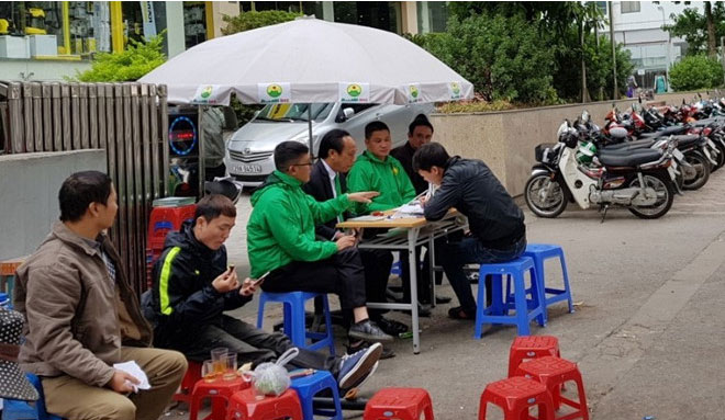 Đặt bàn tuyển dụng tại vỉa hè, Mai Linh quyết hút tài xế Uber, Grab