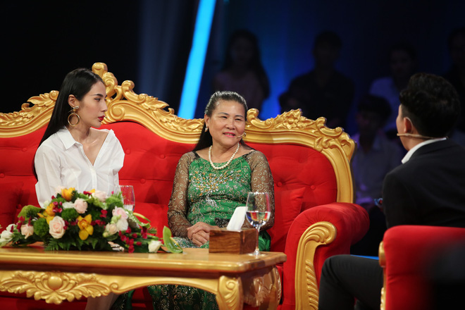 Thủy Tiên: Mẹ chồng trách tôi ít nói, khinh người