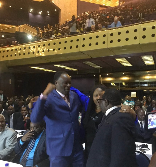 Tổng thống 93 tuổi của Zimbabwe từ chức sau 37 năm nắm quyền