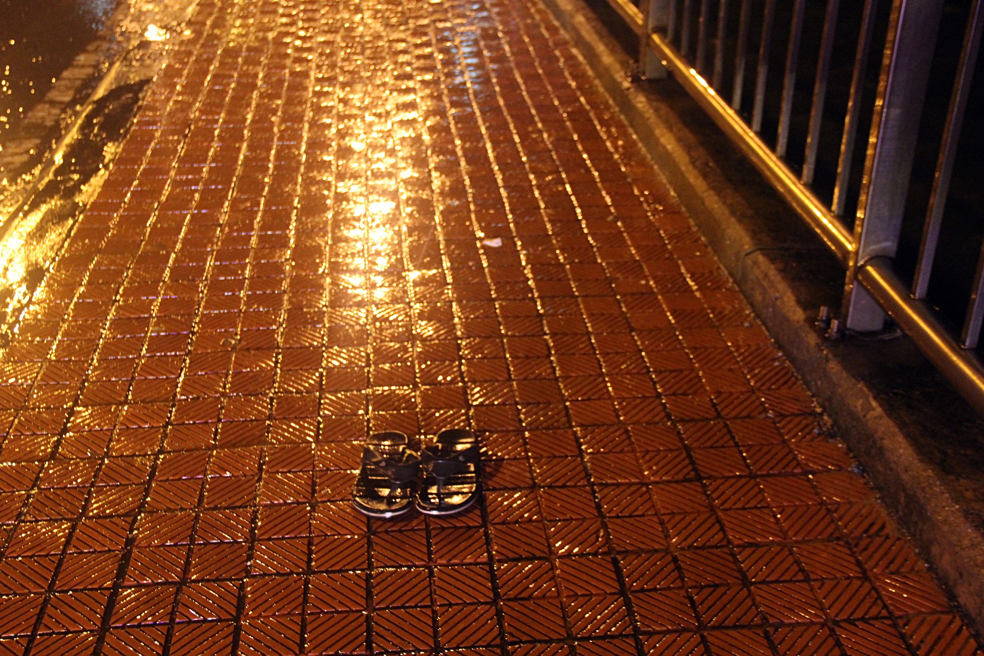 Quảng Bình: Đang đi cùng cha trên cầu, nam sinh viên bất ngờ nhảy sông tự tử