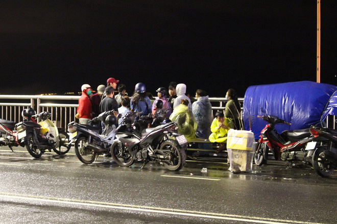 Đà Nẵng: Thất tình, 3 thanh niên rủ nhau nhảy cầu Thuận Phước tự tử, 2 người mất tích