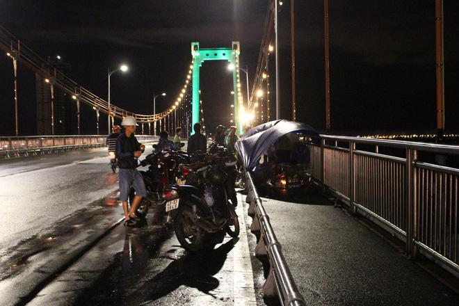 Đà Nẵng: Thất tình, 3 thanh niên rủ nhau nhảy cầu Thuận Phước tự tử, 2 người mất tích