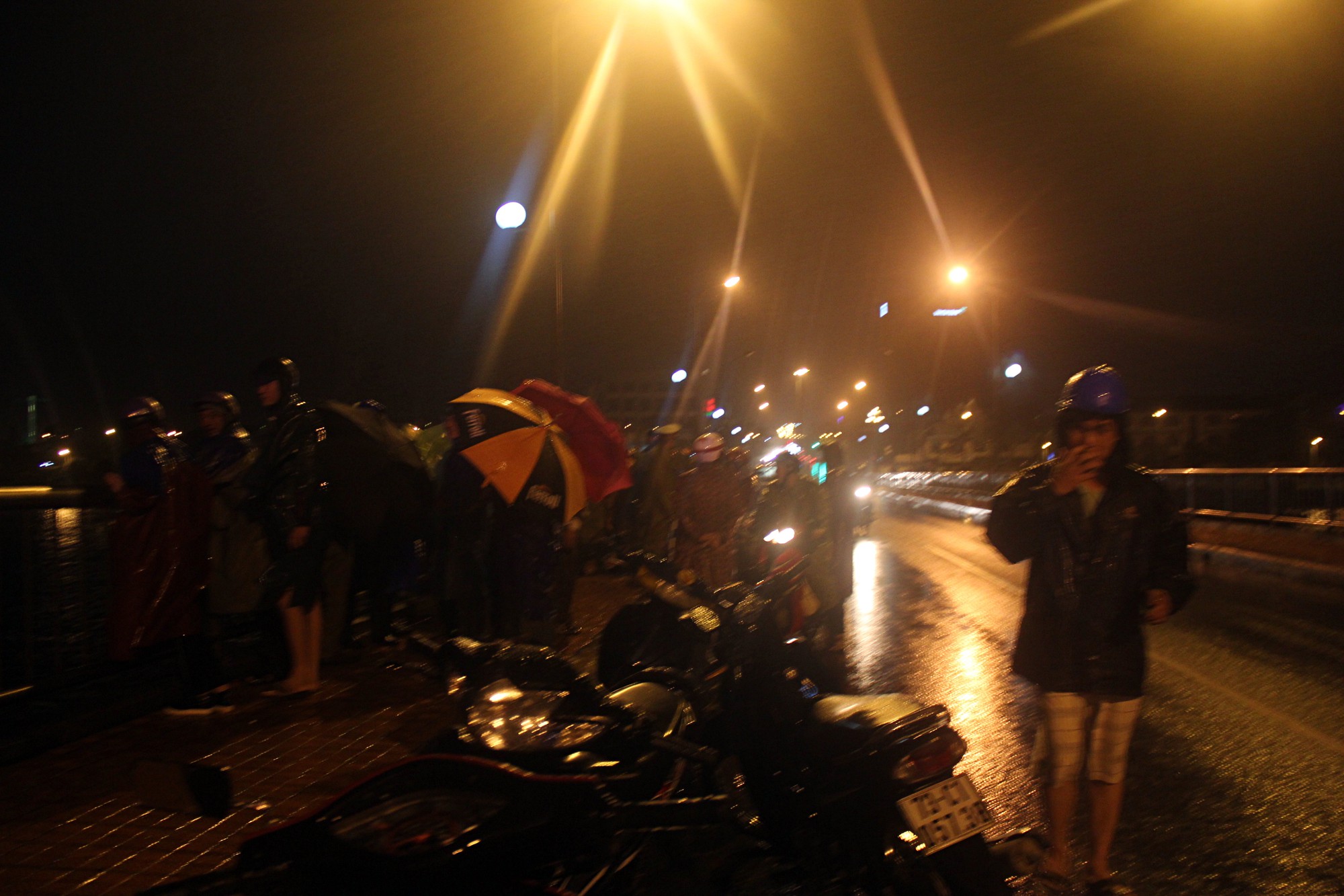 Quảng Bình: Đang đi cùng cha trên cầu, nam sinh viên bất ngờ nhảy sông tự tử