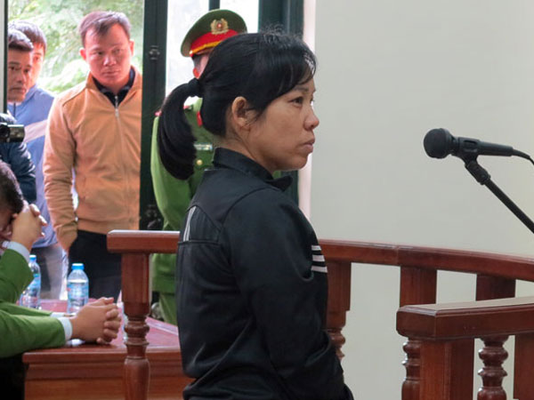 Người phụ nữ ôm bình gas, cố thủ trong nhà dọa tự thiêu