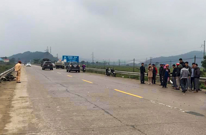 Đi kiểm tra xây dựng nông thôn mới, cán bộ xã bị ôtô tông văng 15 m