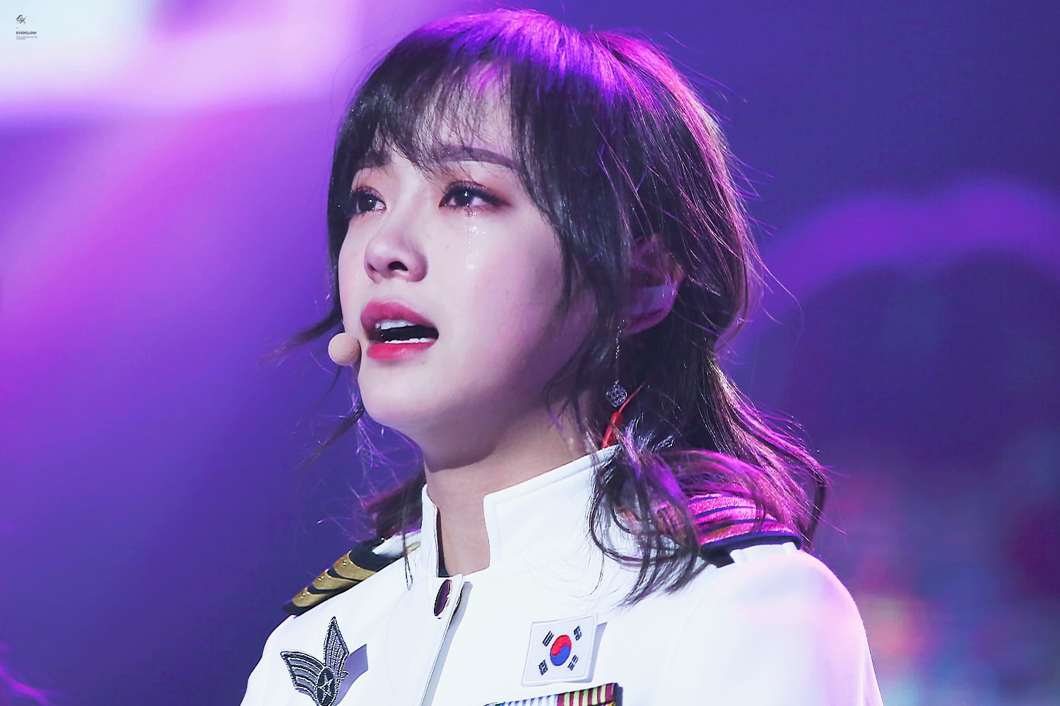 Cười rạng rỡ mọi lúc mọi nơi, nhưng những sao Hàn này đã từng khóc thầm vì bị bắt nạt thậm tệ