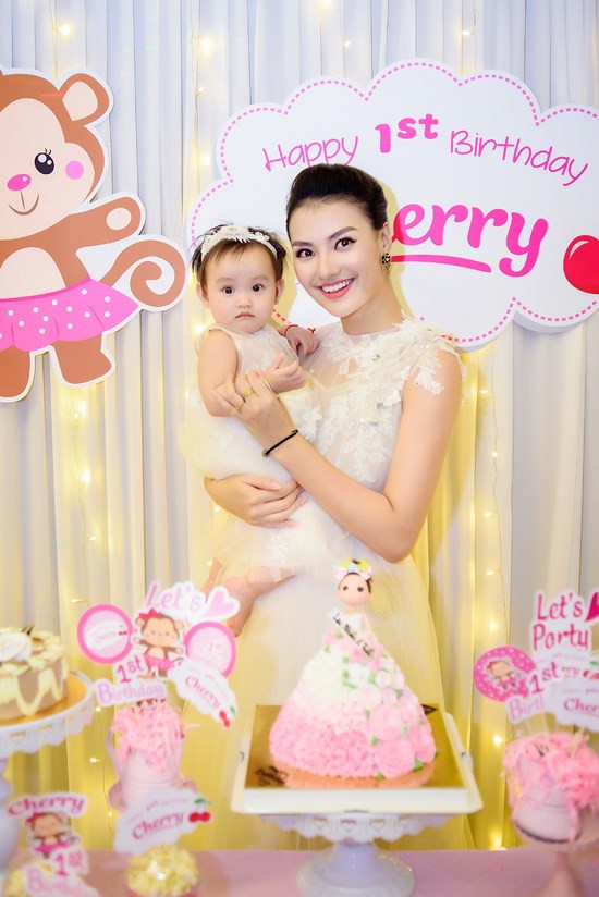 Hồng Quế tự trách móc bản thân vì một phút lơ là khiến con bị bỏng