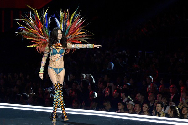 Hai siêu mẫu U40 trình diễn cho Victorias Secret