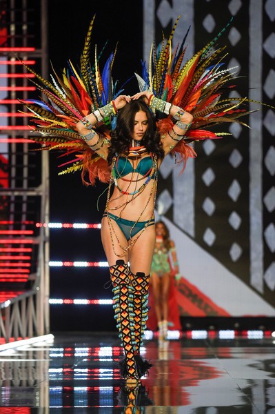 Hai siêu mẫu U40 trình diễn cho Victorias Secret