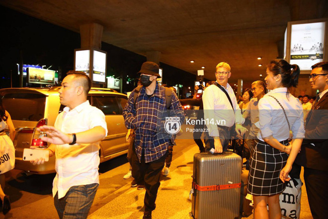 HOT: Tài tử Giày thủy tinh So Ji Sub bịt khẩu trang kín mít, xuất hiện chớp nhoáng ở sân bay Tân Sơn Nhất