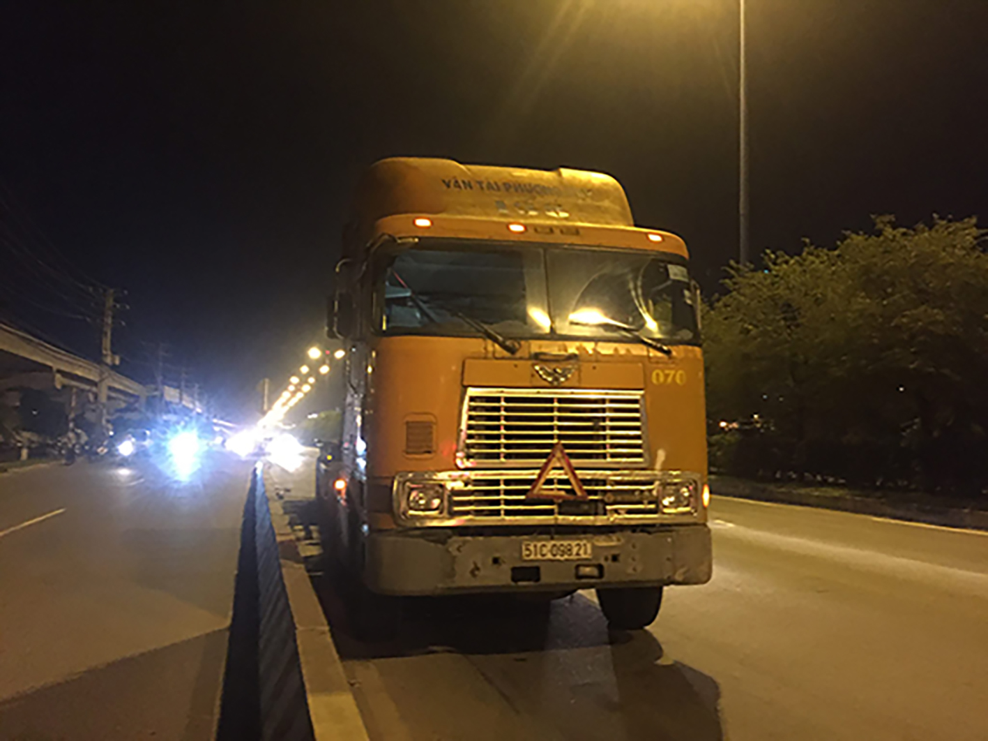 TP.HCM: Đôi nam nữ thương vong sau va chạm với xe container