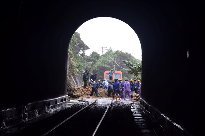 Đường sắt thông tuyến sau nhiều giờ tê liệt ở đèo Hải Vân