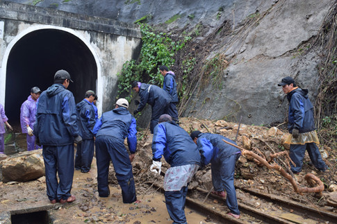 Đường sắt thông tuyến sau nhiều giờ tê liệt ở đèo Hải Vân
