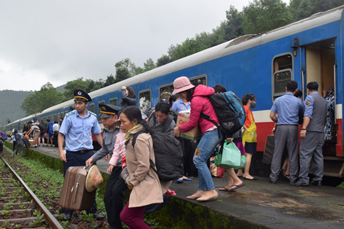 Đường sắt thông tuyến sau nhiều giờ tê liệt ở đèo Hải Vân