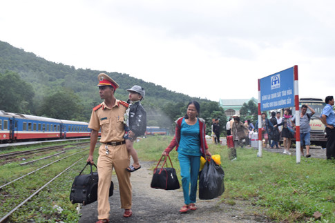 Đường sắt thông tuyến sau nhiều giờ tê liệt ở đèo Hải Vân