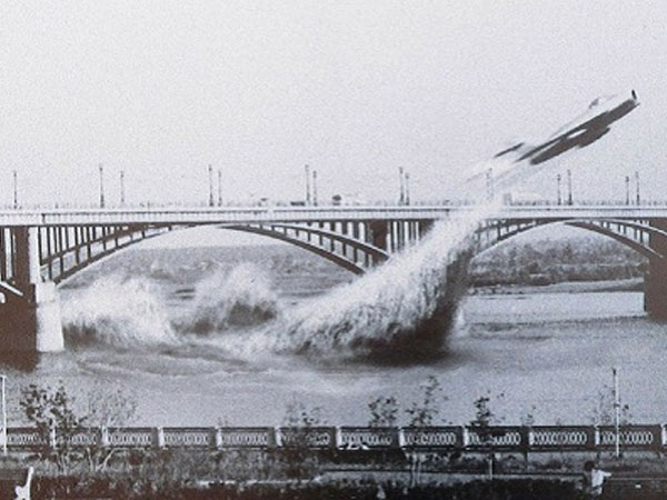 Cú bay xuyên gầm cầu của tiêm kích MiG-17 Liên Xô năm 1965